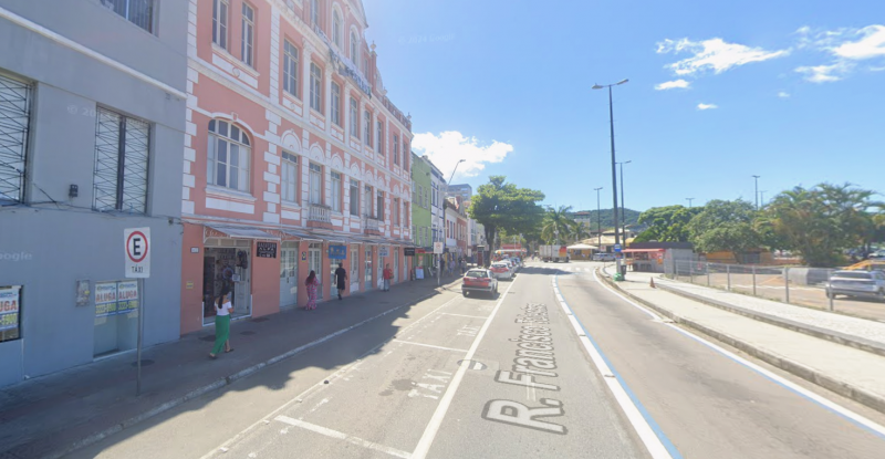 Homem estava em frente a uma loja de bolsas no Centro de Florianópolis quando foi empurrado para dentro do estabelecimento e esfaqueado até a morte Homem estava em frente a uma loja de bolsas no Centro de Florianópolis quando foi empurrado para dentro do estabelecimento e esfaqueado até a morte