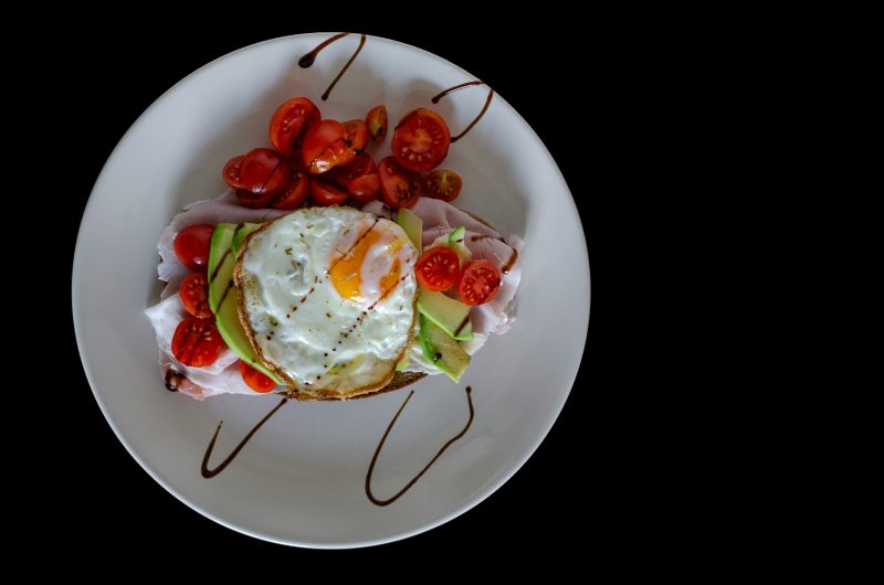 Prato com nutrientes que uma pessoa com mais de 60 anos deveria comer