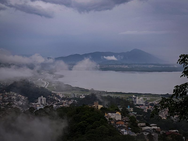 Frente fria vindo do RS atinge SC nos próximos dias e chuvas volumosas são previstas no estado