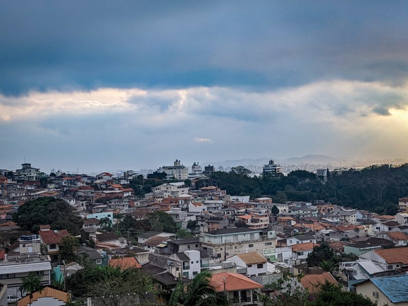 Tempo abafado marca esta quinta-feira (17) em SC