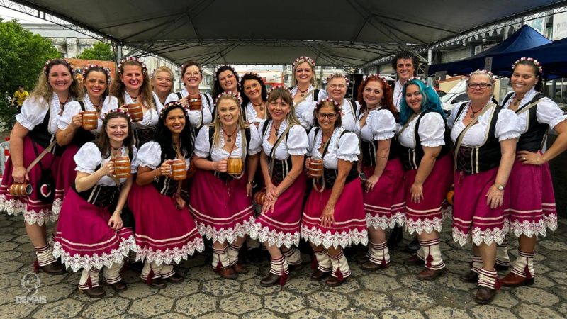 Grupo de fridas que se apresentou em Rio dos Cedros no começo de setembro