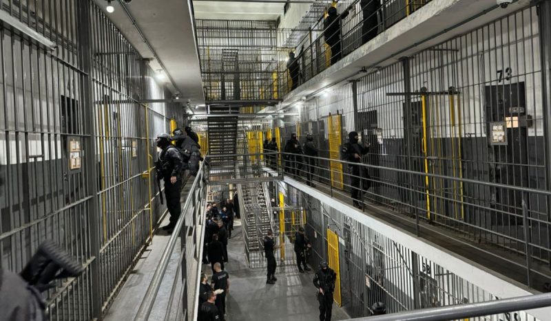 Agentes das forças de segurança são mobilizados após fuga de detentos da Penitenciária de Florianópolis 