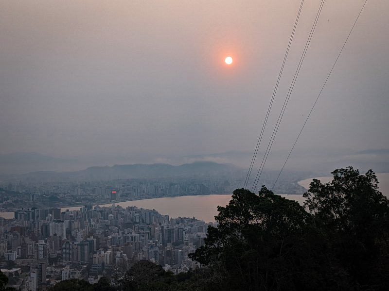 Fumaça das queimadas na Amazônia chegam a Florianópolis e deixam o céu alaranjado