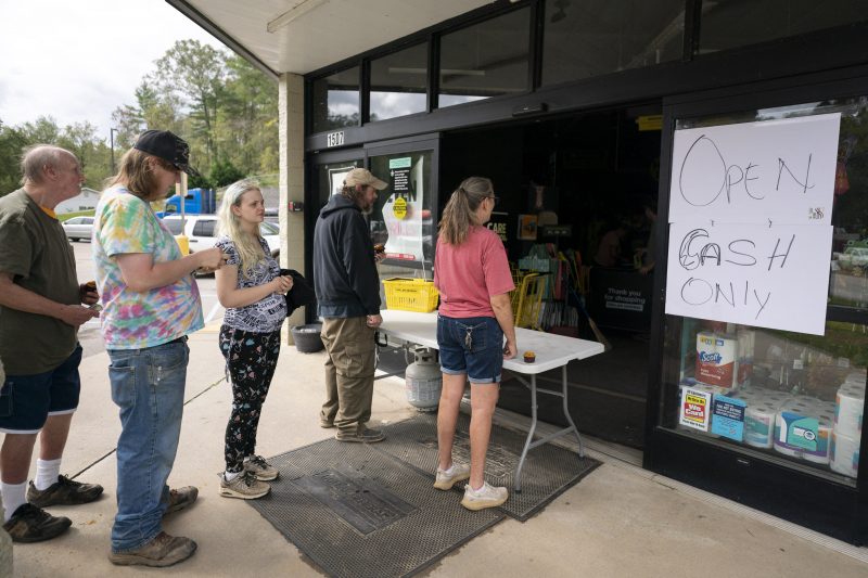 Moradores de região afetada pelo Furacão Helene na Carolina do Norte