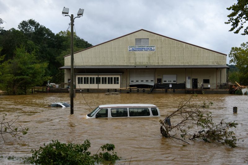 Carros submersos em inundação decorrente do Furacão Helene, nos Estados Unidos