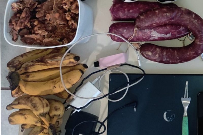 Chamou atenção o furo de rapadura, salame e banana.