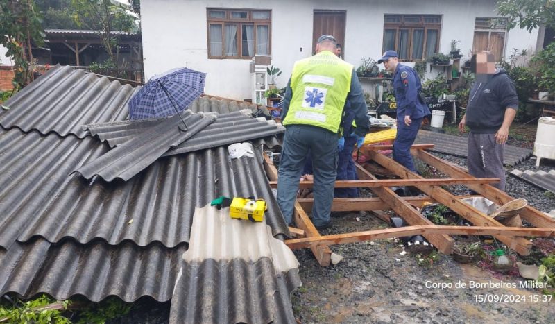 bombeiros mexem em escombros de garagem