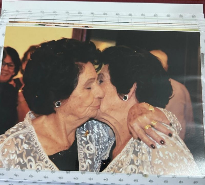 Maria das Dores e Maria de Lourdes demonstram afeto entre elas e com os demais membros da família