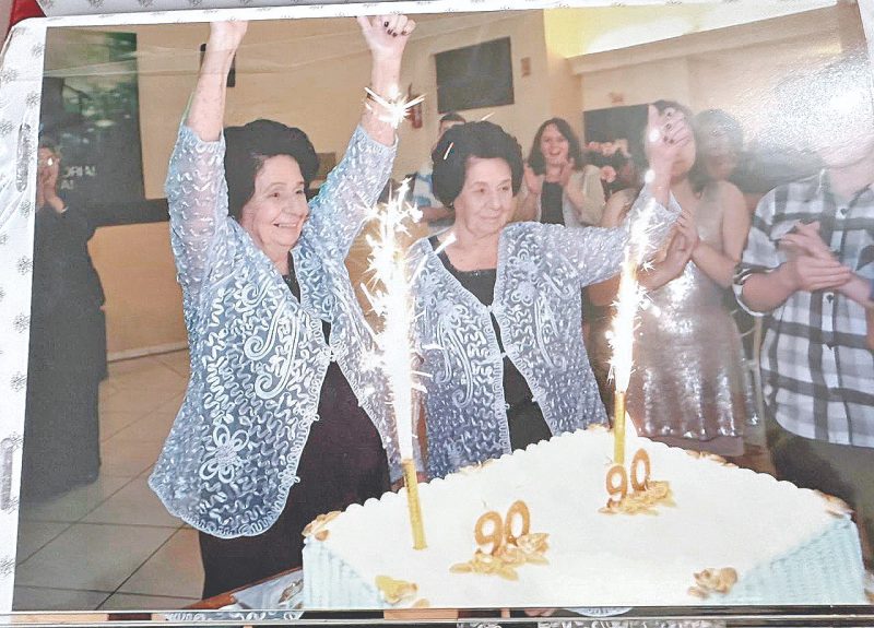 Com exceção deste ano, as gêmeas quase centenárias sempre comemoraram seus aniversários juntas; na imagem ao lado, a festa de 90 anos 