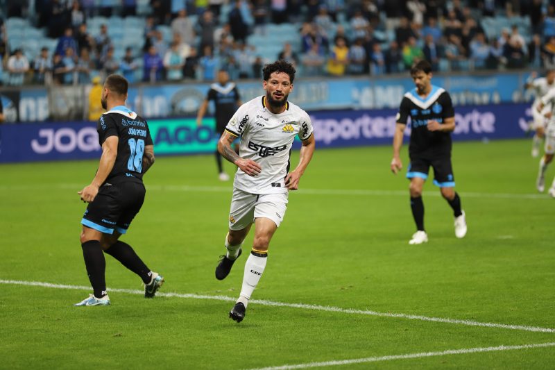 Artur Caíke comemora o gol do Criciúma contra o Grêmio