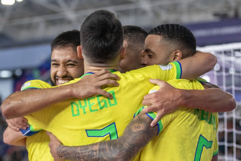 Jogadores do Brasil se abraçam após gol na Copa do Mundo de Futsal