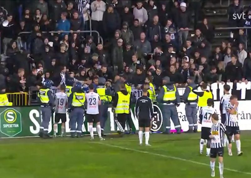 Seguranças e companheiros tentam tirar goleiro da confusão