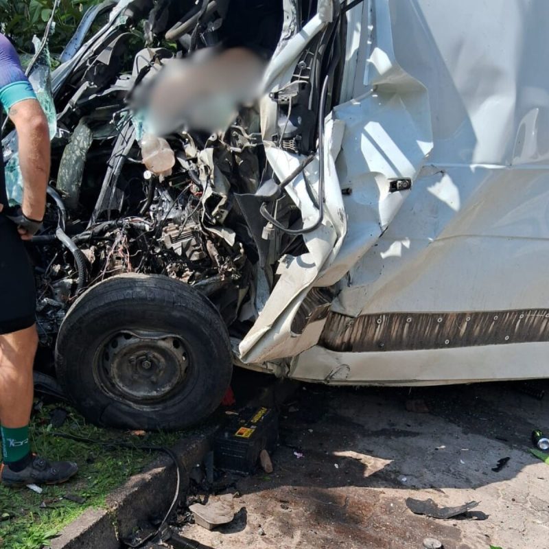 Van fica completamente destruída após acidente