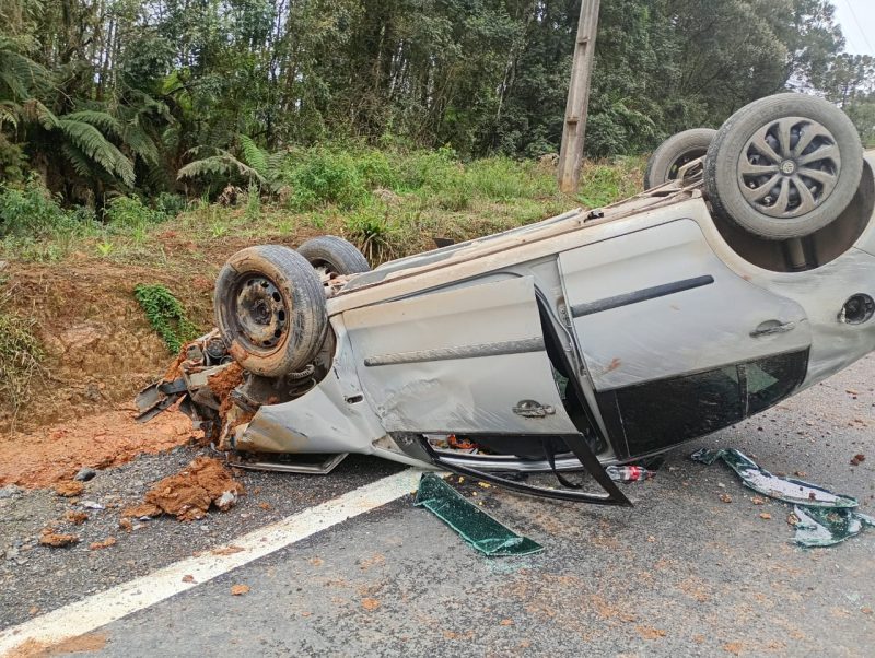 Grave acidente deixou três pessoas feridas 