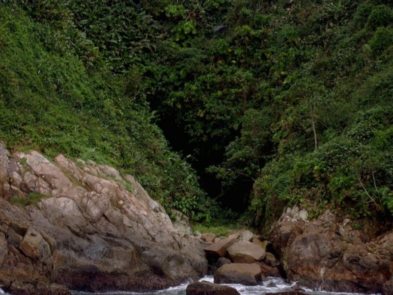 Quem entra na gruta do diabo, em Balneário Piçarras, jamais sai de lá