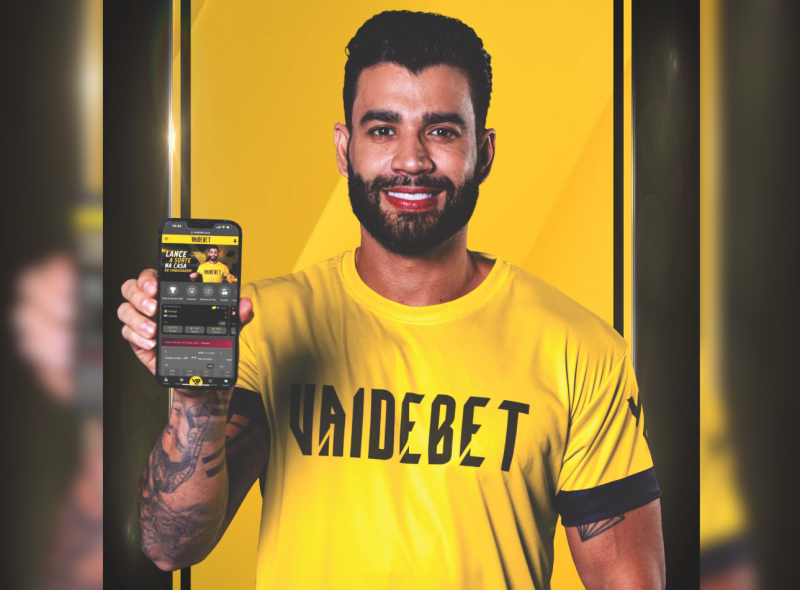 Gusttavo Lima com camiseta da Vai de Bet