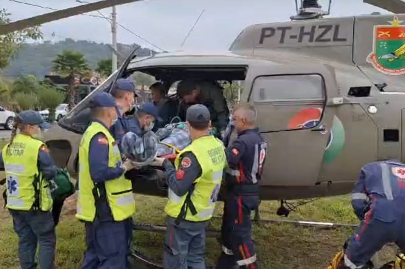 Vítima foi transportada de helicóptero para hospital
