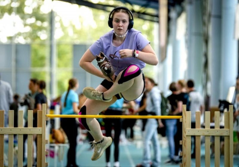 Atleta durante competição de salto com obstáculos 