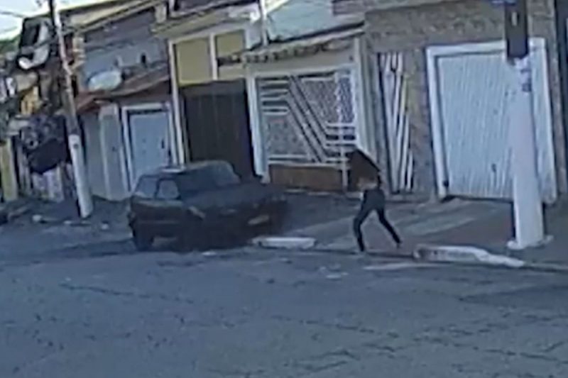 Vídeo mostra momento em que homem atropelou a ex-namorada quatro vezes em SP