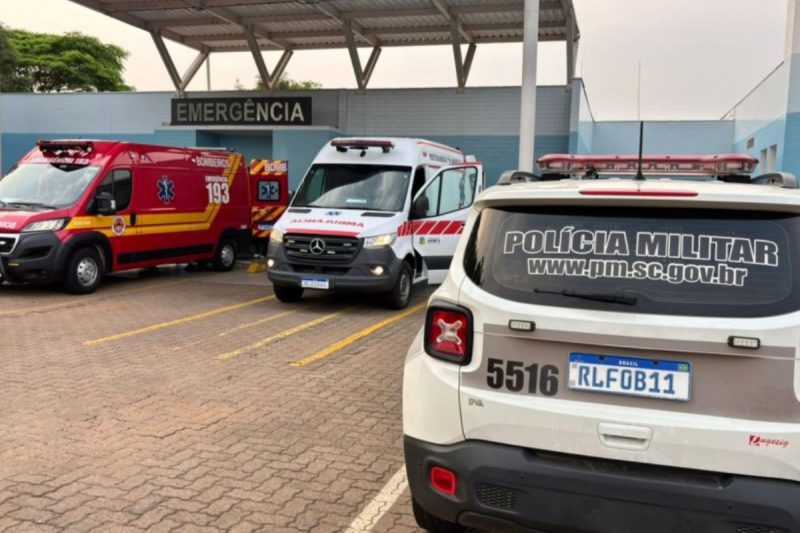 O Corpo de Bombeiros localizou o suspeito sentado em um canteiro na praça do município do Oeste; ele foi encaminhado ao hospital 