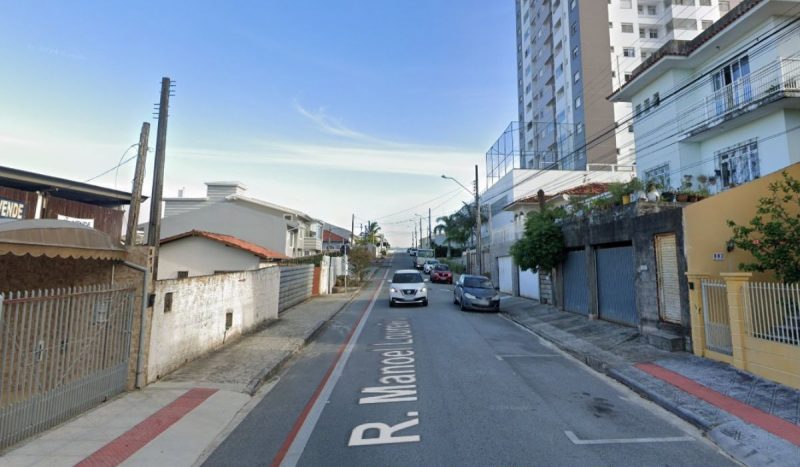 Homem foi baleado enquanto mexia em lixeira na rua Manoel Loureiro, bairro Barreiros, em São José, foto mostra rua