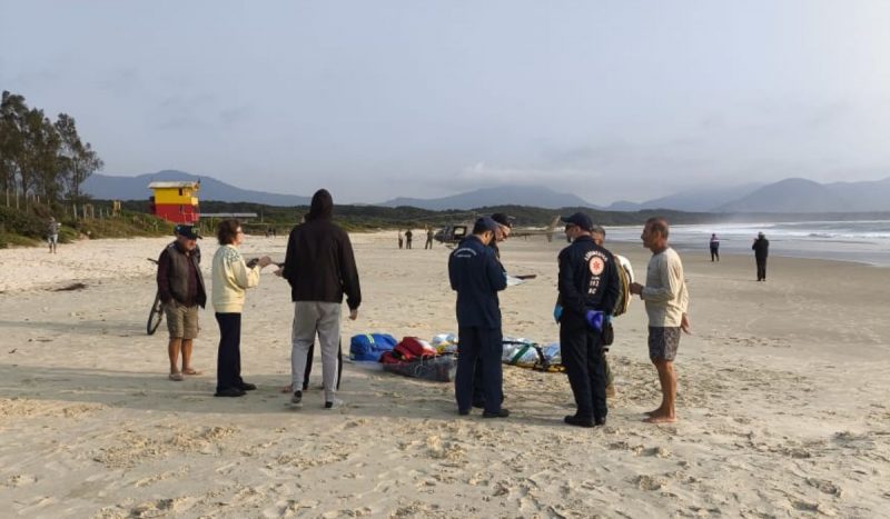 Homem foi retirado do mar por pessoas que estavam na praia – Foto: CBMSC/Divulga&ccedil;&atilde;o/ND