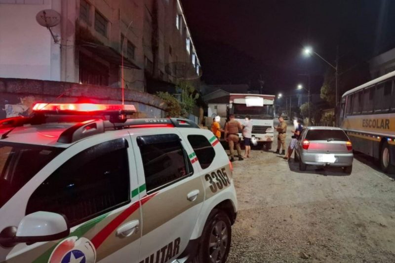 Homem morre prensado por caminhão entre tubos de concreto em SC