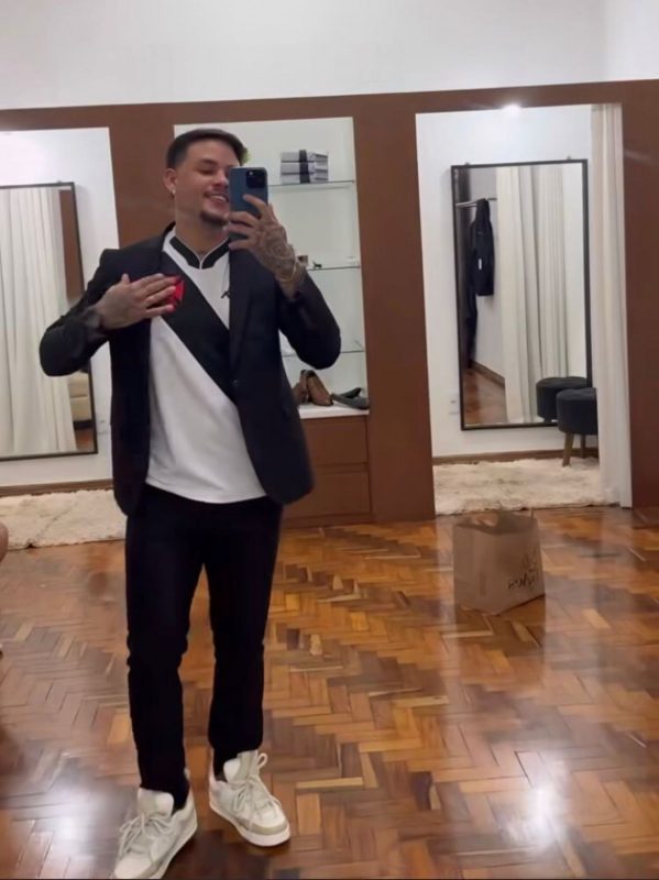 Vestido de Vasco, homem surpreende noiva com o look que vai usar no casamento