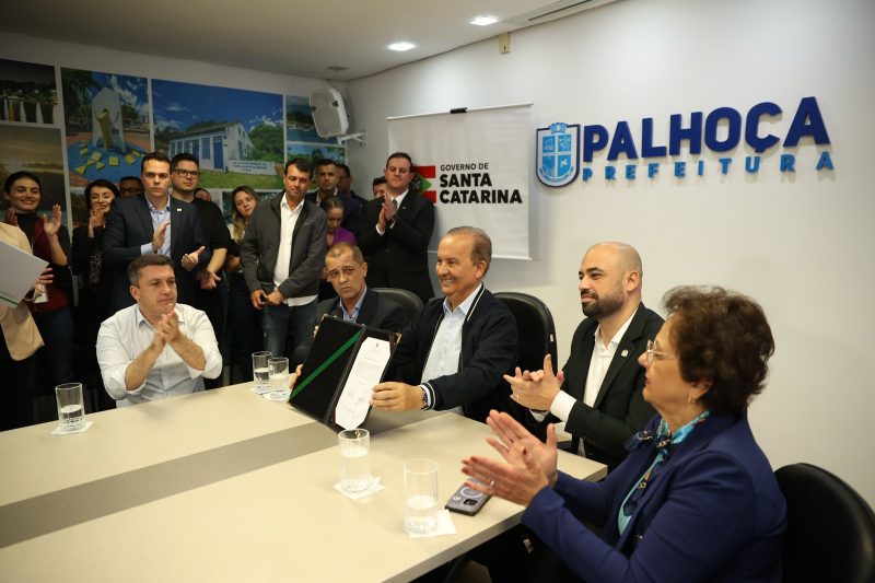 Cerimônia de assinatura da ordem de serviço para construção do Hospital Regional de Palhoça contou com a presença do governador Jorginho Mello