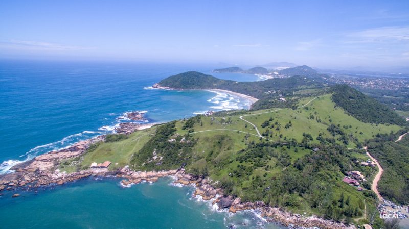 Belas paisagens da Praia do Rosa encantam os visitantes - Ao Sul Natural/Divulgação/ND