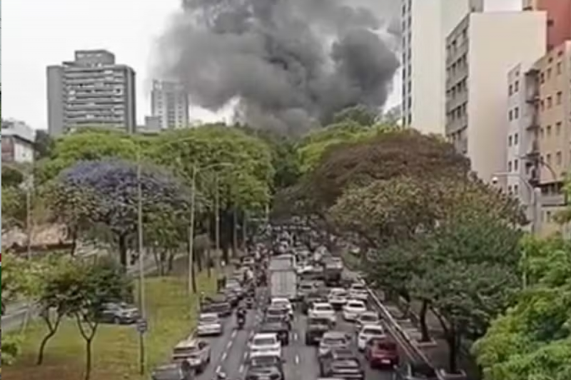 Incêndio gerou muita fumaça no Centro de SP