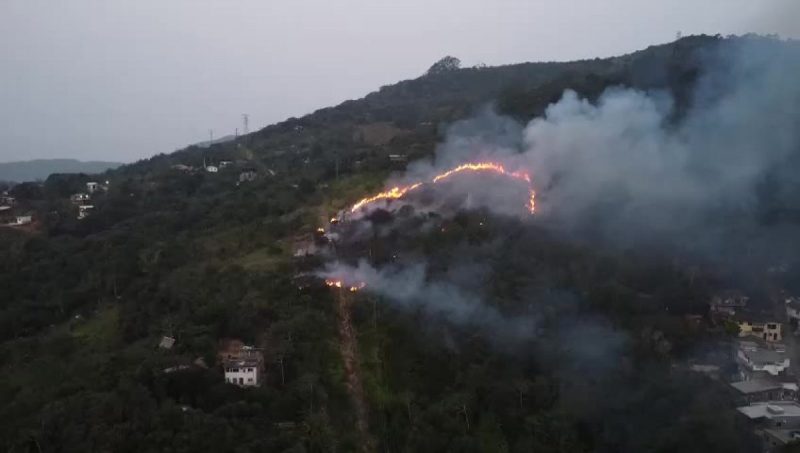 Incêndio em Florianópolis foi totalmente controlado e não atingiu casas na região