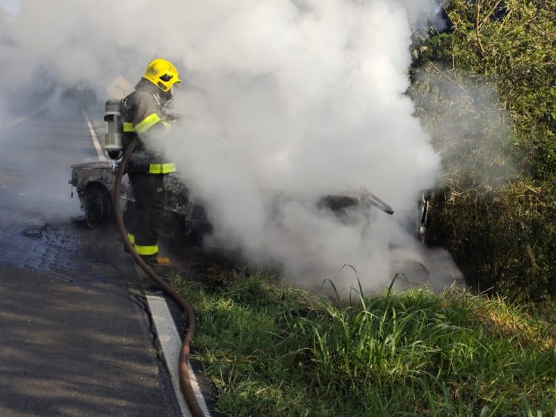 O incêndio, na manhã desta sexta-feira (6), destruiu um carro na SC-284.