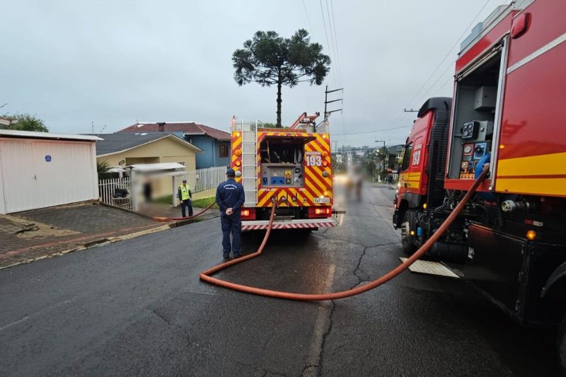 Mulher acorda com barulho e é surpreendida por incêndio nos fundos de casa em Chapecó