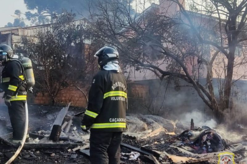 Queima de lixo termina com duas casas destruídas pelo fogo em SC