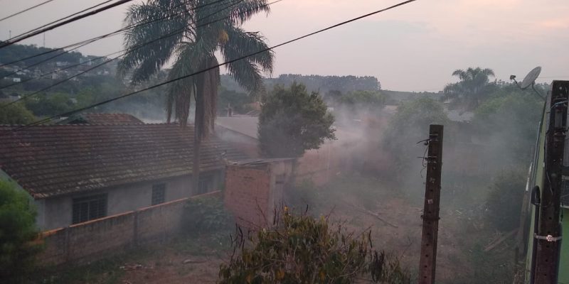 O incêndio atingiu uma marcenaria.