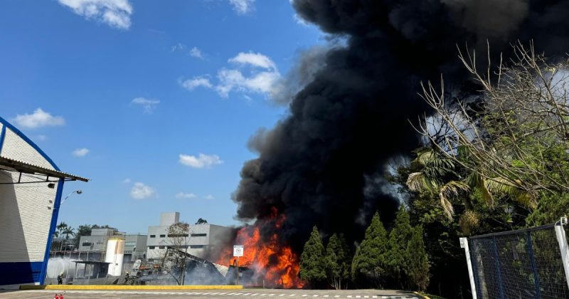 Imagem mostra parte de uma indústria sendo consumida por incêndio