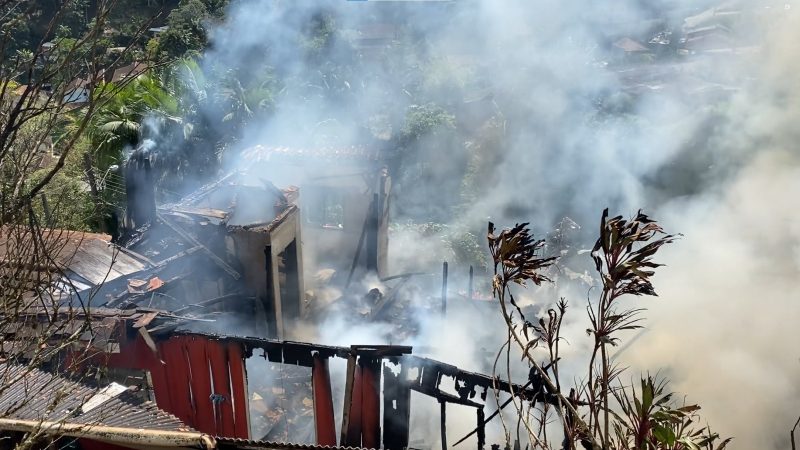 Casa destruída pelo incêndio