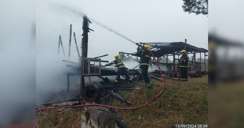 Bombeiros contendo incêndio em deck