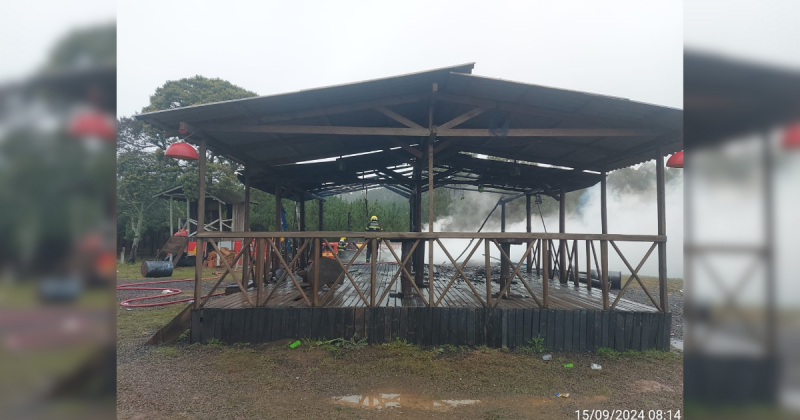 Imagem mostra bombeiros contendo incêndio em deck