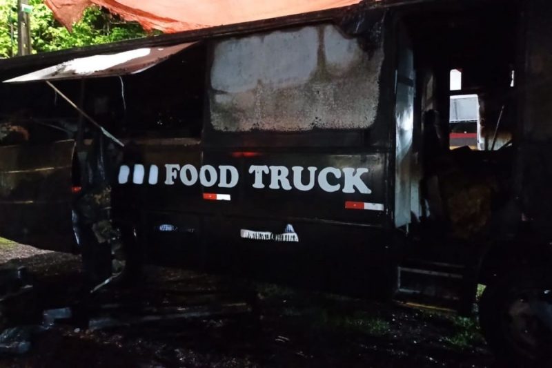 food truck destruído pelo incêndio food truck destruído pelo incêndio