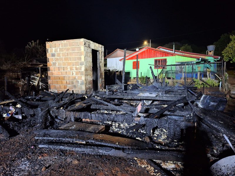 Um incêndio destruiu uma casa em Guarujá do Sul.