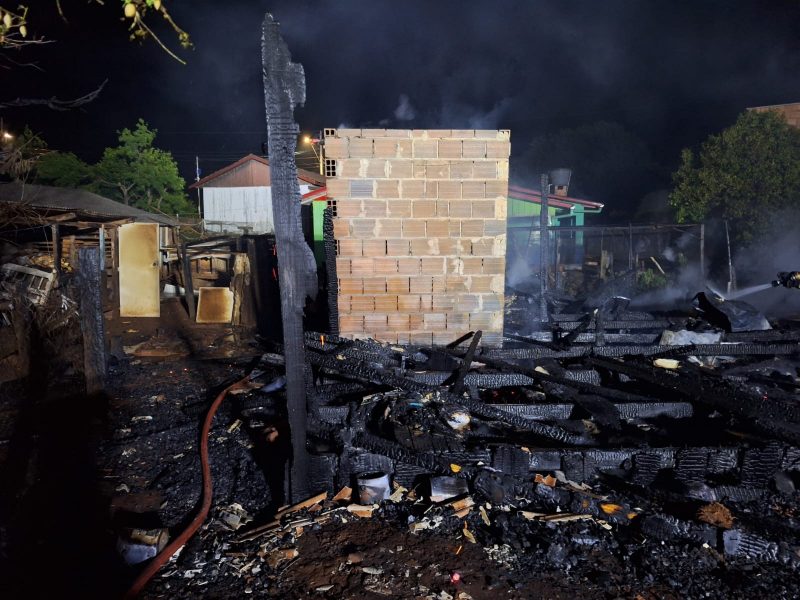 A casa foi destruída por um incêndio criminoso.