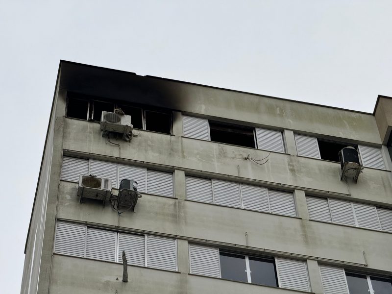 último andar de prédio destruído por incêndio 