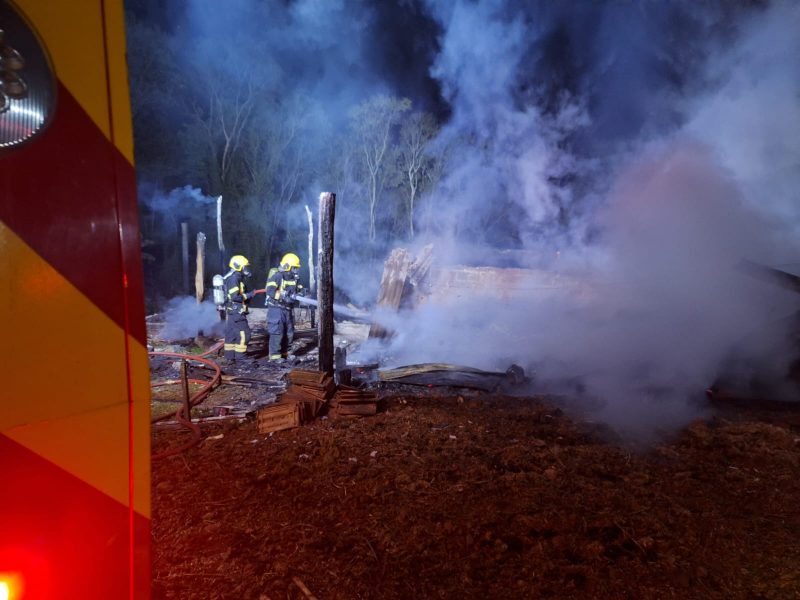 Os bombeiros atuaram em um incêndio de grandes proporções em um galpão. 