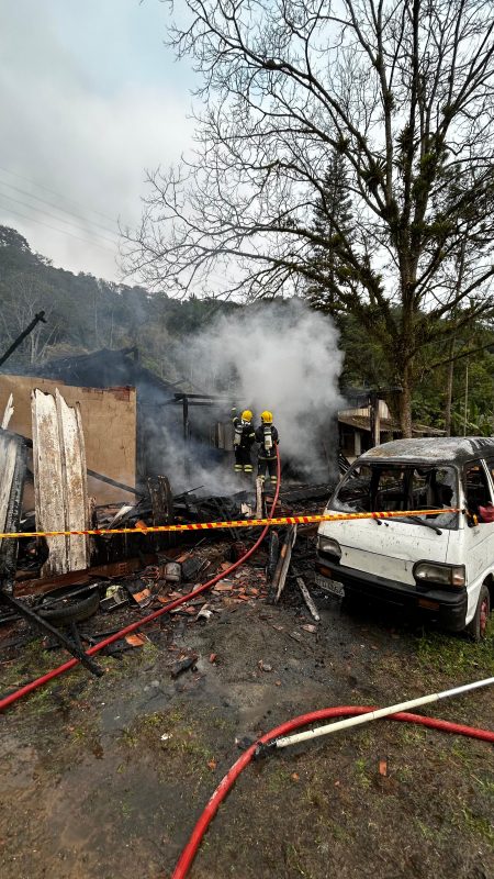 Imagem da casa completamente destruída após o incêndio; Homem cadeirante morre carbonizado durante incêndio em SC