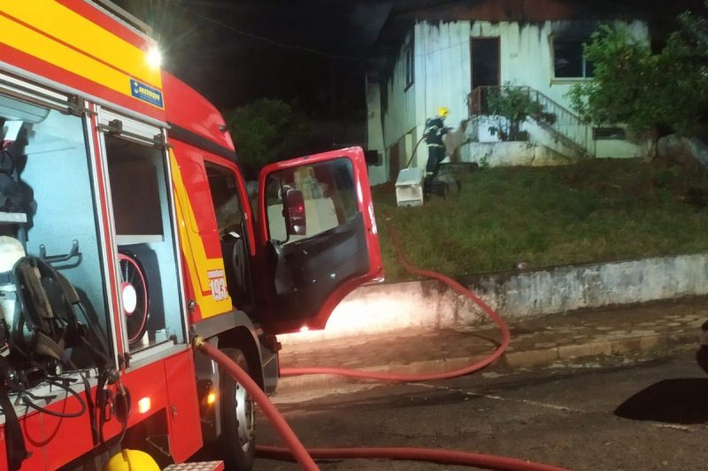 Um incêndio destruiu uma casa de madeira no Centro de São Lourenço do Oeste.