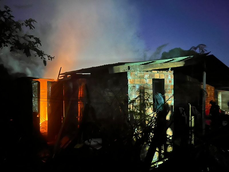 A construção em Xaxim foi atingida pelo fogo.