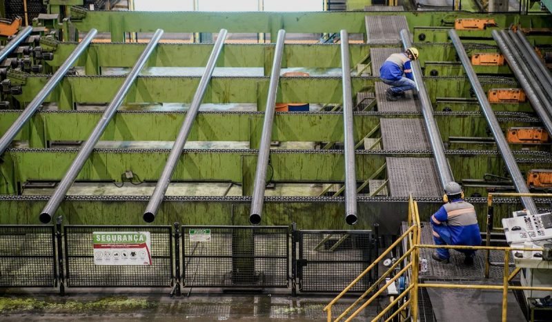 Governo de SC beneficia sete empresas com R$ 1 bi de incentivo fiscal, foto mostra dois homens trabalhando em indústria