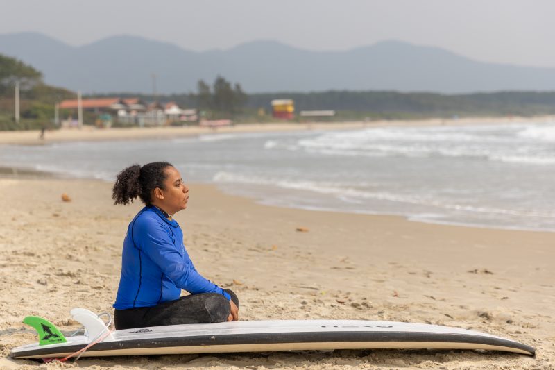 Ingrid Medina é cega e surfa. Ela conquistou uma vaga para representar o Brasil no mundial na Califórnia em novembro